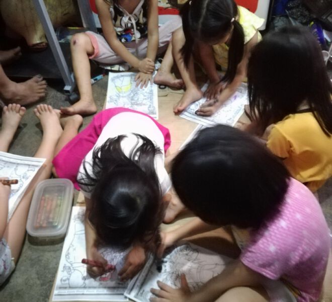 Unterricht in der Vorschule in den Armenvierteln Manilas