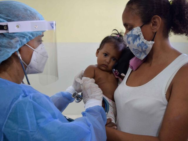 Medizin-fuer-Muetter-und-Kinder-durch-Salvatorianische-Klinik-in-Venezuela